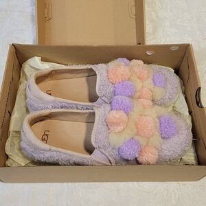 UGG W Ricci Pom Pom Sneakers - Size 9.5 US Women's